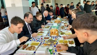 Kadirli Kaymakamı Erdinç Dolu, Öğrencilerle Yemek Yedi
