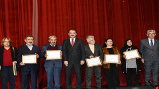 Kadirli’de 24 Kasım Öğretmenler Günü : Emekli Öğretmenlere Ödül Verildi