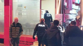 Kafe sahibi, tost satmaya başlayan kahvehaneye silahlı saldırı düzenledi: 2 yaralı