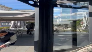 Kafede oturan husumetlisini bacağından vurdu; o anlar kamerada