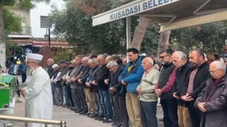 Kafeye dalan otomobilin altında kalmıştı