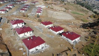 Kahramanmaraşta dev kayaların tahrip ettiği köyde deprem konutları yükseliyor
