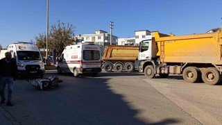 Kamyon ile motosiklet çarpıştı: 1i ağır 2 kişi yaralandı