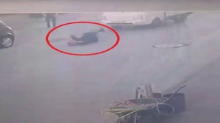 Kamyonetin çarptığı yaşlı kadın böyle savruldu