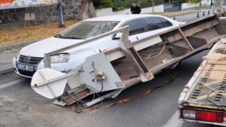Kamyonetteki bıçkı makinesi otomobilin üzerine düştü