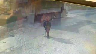 Kapak açılınca hafriyat kamyonundaki molozlar yola döküldü, o anlar kamerada