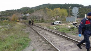 Kapalı bariyerden geçmek isteyen otomobile tren çarptı; 1i ağır 2 yaralı