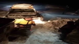 Kar kalınlığının 1,5 metre olduğu yaylada 12 kişi mahsur kaldı
