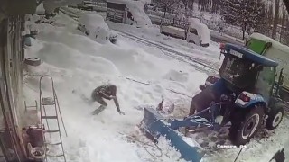 Kar kütlesi adamın üzerine düştü
