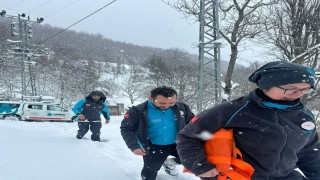 Kar sebebiyle yolu kapanan köydeki hasta için seferber oldular