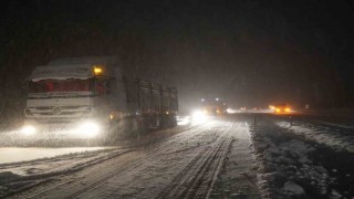 Kar yağışı Ilgaz Dağında trafiği kilitledi, araçlar yolda mahsur kaldı