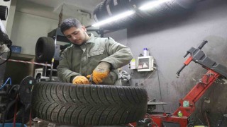 Kar yağışını gören araç sahipleri lastikçilerin yolunu tuttu