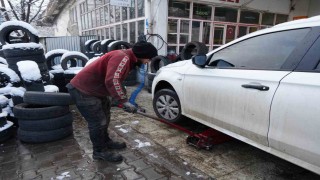 Kar yağışının ardından lastikçilerde yoğunluk: Gece yarısına kadar mesai yapıyorlar