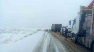 Kar yağışıyla kapanan Viranşehir-Diyarbakır yolu trafiğe açıldı
