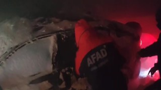 Kara gömülen otomobilin üzerindeki karları elleriyle kazarak vatandaşları kurtardılar