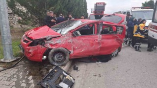 Karabükte otomobil aydınlatma direğine çarptı: 1i ağır 3 yaralı