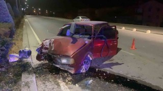 Karamanda aydınlatma direğine çarpan otomobilin sürücüsü yaralandı