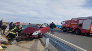 Karamanda otomobil römork ve bariyerlere çarptı: 4 yaralı