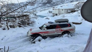 Karlı yolları aşan sağlık ekipleri yaşlı hastanın imdadına Hızır gibi yetişti