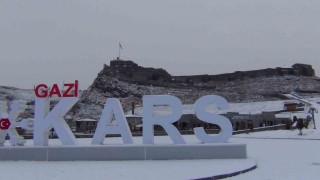 Kars kent merkezine mevsimin ilk karı yağdı