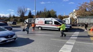 Karşıdan karşıya geçmeye çalışan yaya otomobil çarptı
