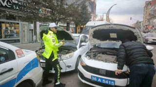 Karsta trafik polislerinden yürek ısıtan hareket