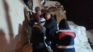 Kayseride çatının çökmesi sonucu mahsur kalan karı koca kurtarıldı