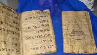 Kayseride lahit mezar ve Aramice yazılmış el yazması kitaplar ele geçirildi