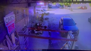 Kaza yapan genç aklına bile gelmedi: Hasar alan motoruna koşan vatandaşın o anları kamerada