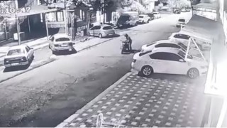 Kaza yapan motosikletli, kaskı sayesinde ağır bir yara almadan kurtuldu