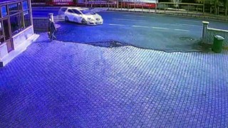 Kaza yapan otomobil iş yeri duvarına girdi, yaşlı adam kıl payı kurtuldu