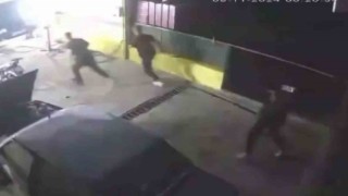 Kendilerini uyaran polislere saldırdılar