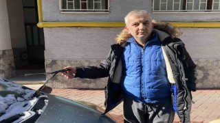 Kimliği belirsiz şahıs 10 aracın sileceklerini kırdı, vatandaşlar başlarına gelen olayı gazetecilerden öğrendi