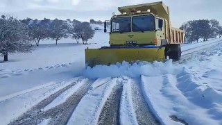 Kırıkkalede karla mücadele devam ediyor: Kapanan yollar ulaşıma açıldı