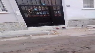 Kirli ayakkabılarını çıkarıp apartmana öyle girdi