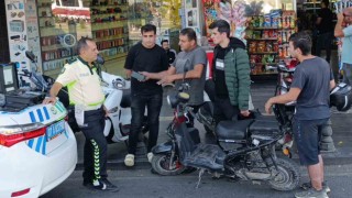 Kırmızı ışık ihlali yapan elektrikli bisiklet, motosiklete çarptı:1 yaralı