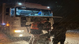 Kış lastiği olmayanlar yolda kaldı, ekipler sürücülerin yardımına yetişti