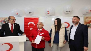 Kızılaydan kazandığı ödülü Kızılaya bağışladı