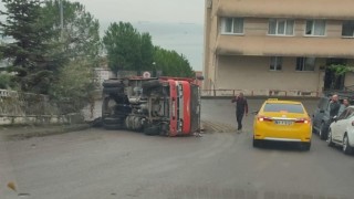 Kontrolden çıkan nakliye kamyonu devrildi
