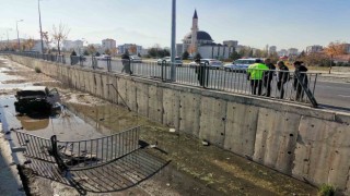 Kontrolden çıkan otomobil kanala uçtu