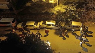 Kontrolden çıkan otomobil önce motosiklete ardından park halindeki araçlara çarptı: 2 yaralı