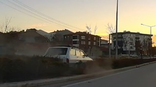 Kontrolden çıkan otomobil orta refüje çıktı