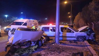 Konyada hafif ticari araç ile otomobil çarpıştı: 2 yaralı