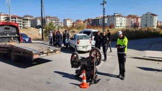 Konyada motosiklet otomobile çarptı: 1 yaralı