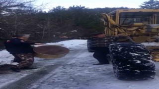 Köylerinin yolunu açan iş makinesi operatörünü davul, zurnayla karşıladılar
