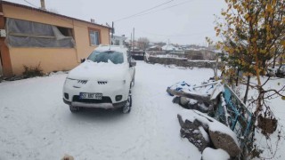 Köylüler güne kar yağışıyla uyandı