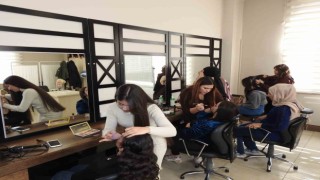 Kuaförlük kursuna katılan genç kızların hayali kendi iş yerini açmak