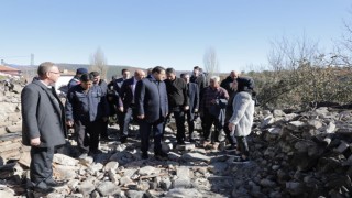 Kütahya Valisi, 7 ev ve 4 hayvan barınağının yandığı köyde incelemelerde bulundu