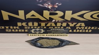 Kütahyada bir araçta yapılan aramada 458 gram uyuşturucu ele geçirildi