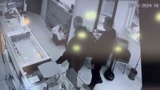 Kuyumcu sahibini darp edip, vitrindeki 2.6 kilo altını çöp poşetine doldurdular